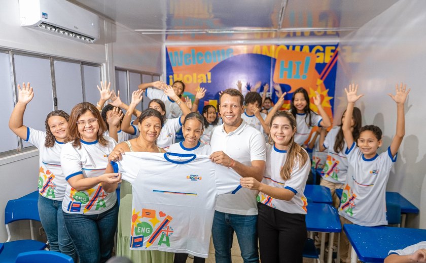 Em Murici todos estudantes dos cursos de idiomas são contemplados pela Prefeitura com fardamentos