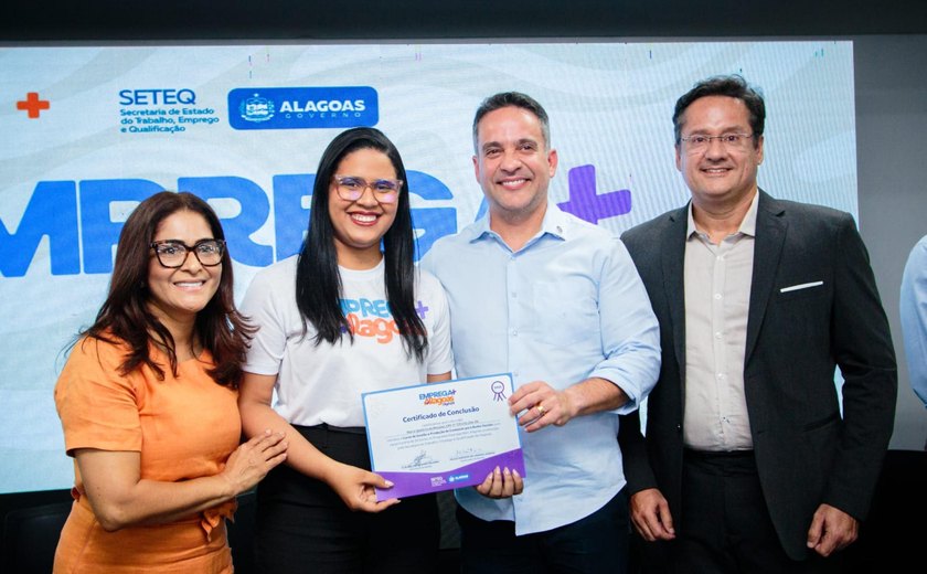 Vídeo: Paulo Dantas entrega 120 certificados do programa Emprega Mais Alagoas