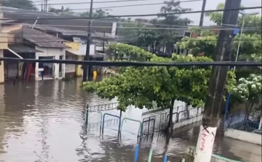 Chuvas deste domingo (21) deixam ruas de Maceió alagadas