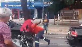 Motorista de carro e motociclista entram em luta corporal
