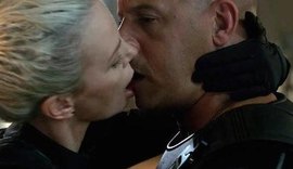 Diesel diz que diretor mandou repetir cena de beijo com Charlize várias vezes
