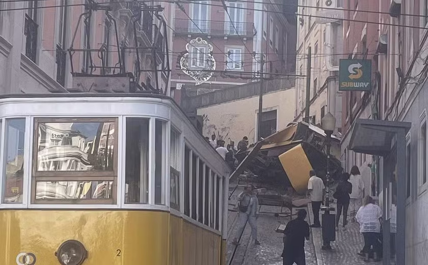 Bondinho de Lisboa descarrila, tomba e deixa 3 mortos e cerca de 20 feridos