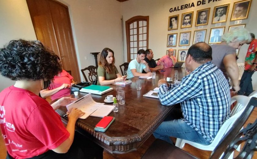 Prefeito Cacau apresenta proposta de reajuste salarial a servidores de Marechal Deodoro