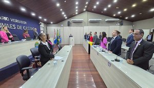 Vereadores fazem um minuto de silêncio em homenagem a vítima de feminicídio, em Maceió