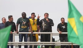 Sem usar máscara, Bolsonaro participa de passeio com apoiadores no Rio de Janeiro