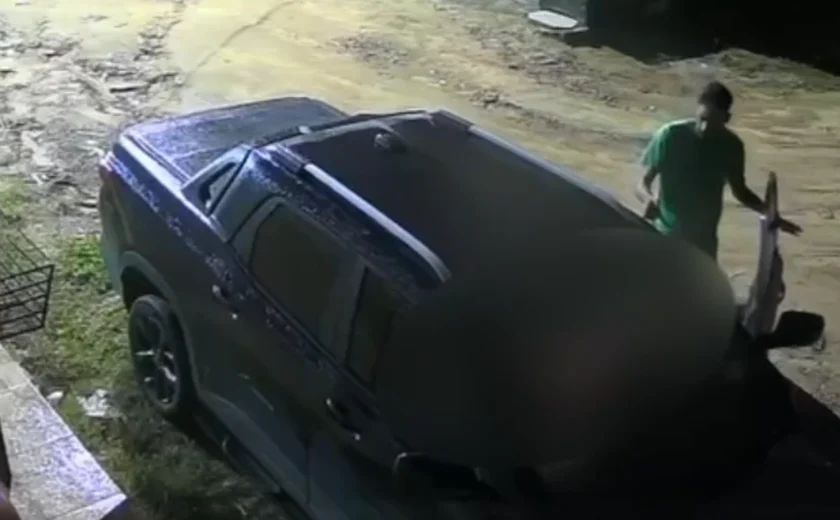 Casal é rendido e tem o carro roubado no Benedito Bentes