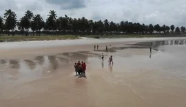 Imagem áerea dos Bombeiros mostra momento de retirada de vítima de afogamento do mar