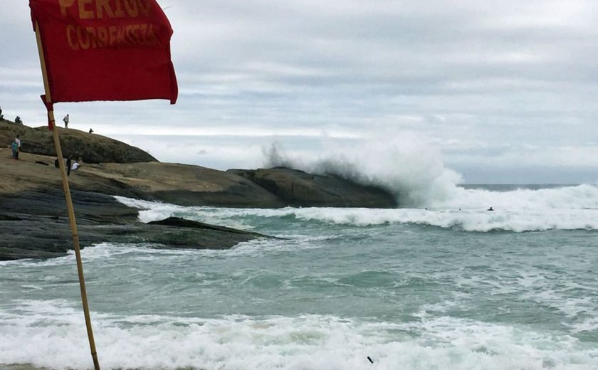 Ressaca provoca ondas de até 4 metros, fecha ciclovia e atrai surfistas no RJ