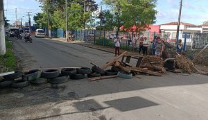 Moradores interditam rua em protesto contra falta de água no Bom Parto