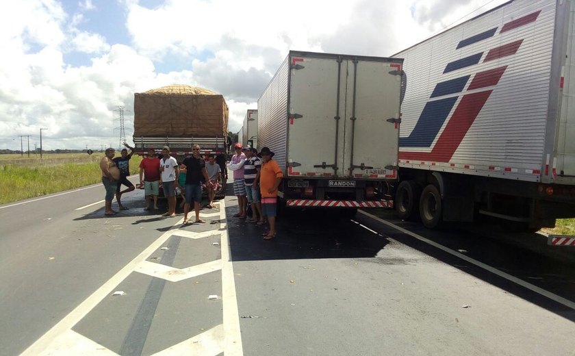 Caminhoneiros seguem com greve contra alta de preço do diesel em Alagoas
