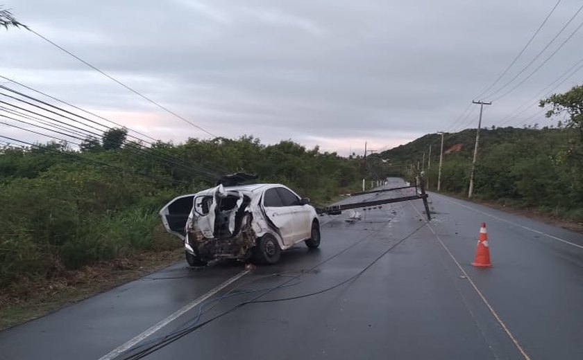 Após perder controle de veículo, condutor derruba dois postes na AL-101 Norte