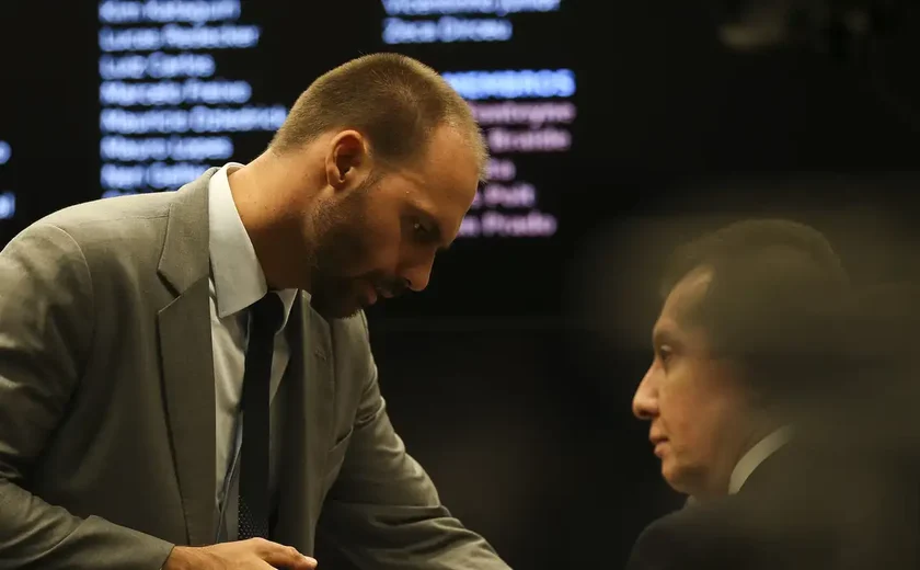 Alexandre de Moraes manda DPU assumir a defesa de Eduardo Bolsonaro no STF
