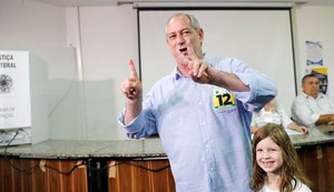 Em 3º nas pesquisas, Ciro Gomes vota no Ceará e diz que acredita na vitória
