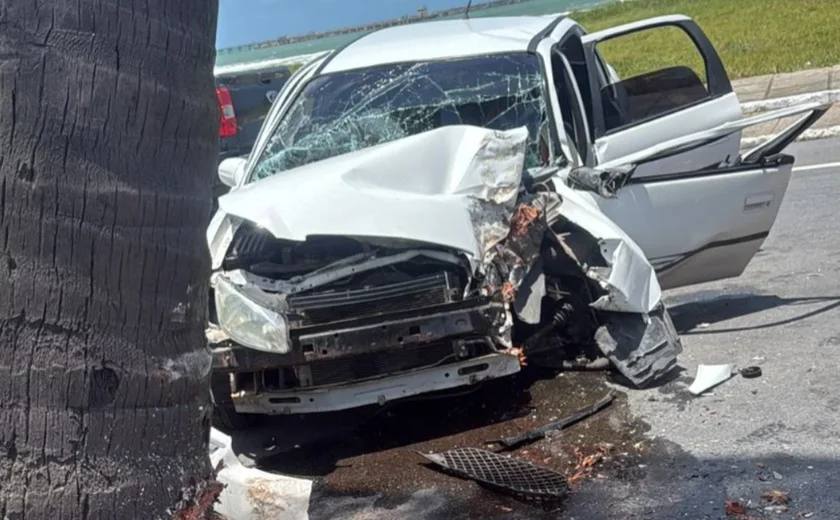 Homem fica preso às ferragens após carro bater em coqueiro no Pontal da Barra