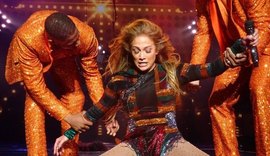 Jennifer Lopez escorrega em show e é ajudada por dançarinos