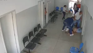 Câmera flagra momento em que ex-marido invade e tranca sala de posto de saúde para esfaquear enfermeira