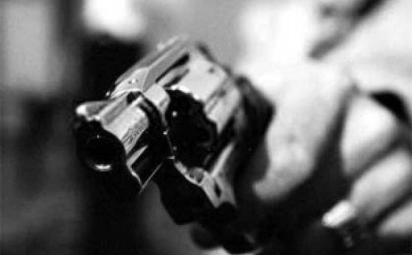 Mulher é atingida por disparos de arma de fogo na Levada