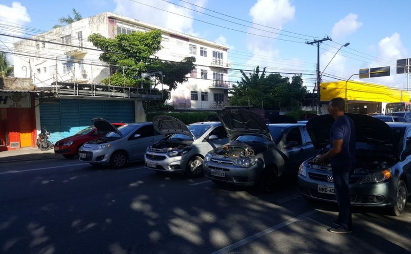 Após fechar a Fernandes Lima, motoristas vão em direção ao Porto de Maceió