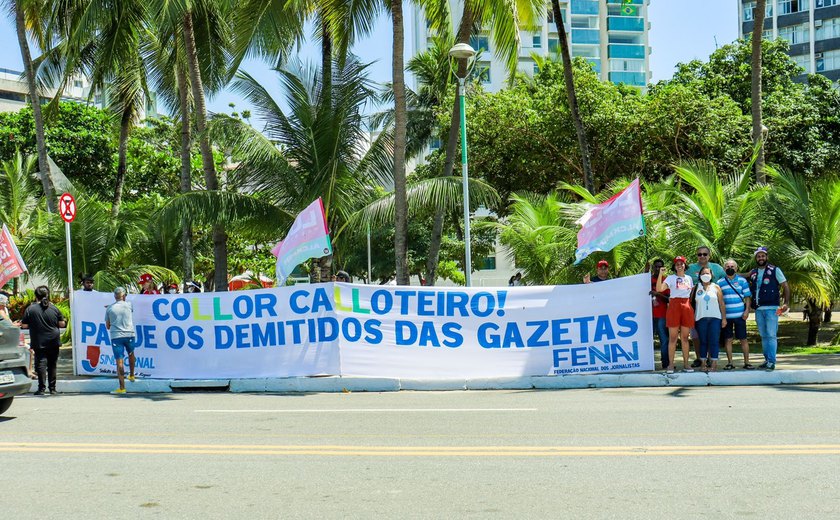 Empregados demitidos fazem protesto ‘Collor Caloteiro nunca mais’