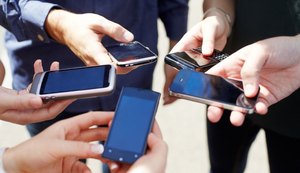 Celulares irregulares de 15 Estados começam a receber alerta de bloqueio