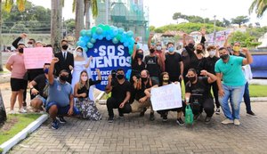 Produtores de eventos e músicos protestam em frente ao Palácio do Governo