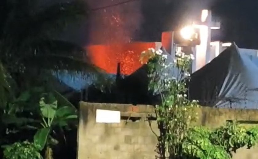 Vídeo: pequeno incêndio na Paróquia de Santo Antônio é controlado rapidamente