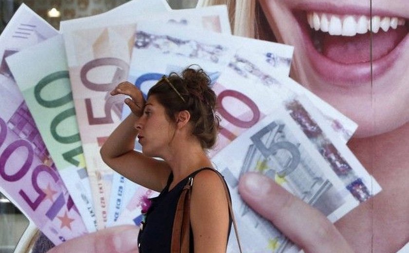 Euro atinge máxima de dois anos e meio ante dólar