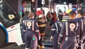 Colisão entre dois ônibus escolares deixa motorista preso às ferragens em Arapiraca