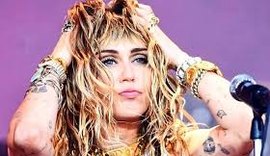 Raio cai no avião de Miley Cyrus e piloto faz pouso de emergência