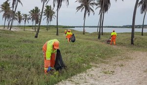 Maceió intensifica serviços de limpeza na praia do Pontal da Barra