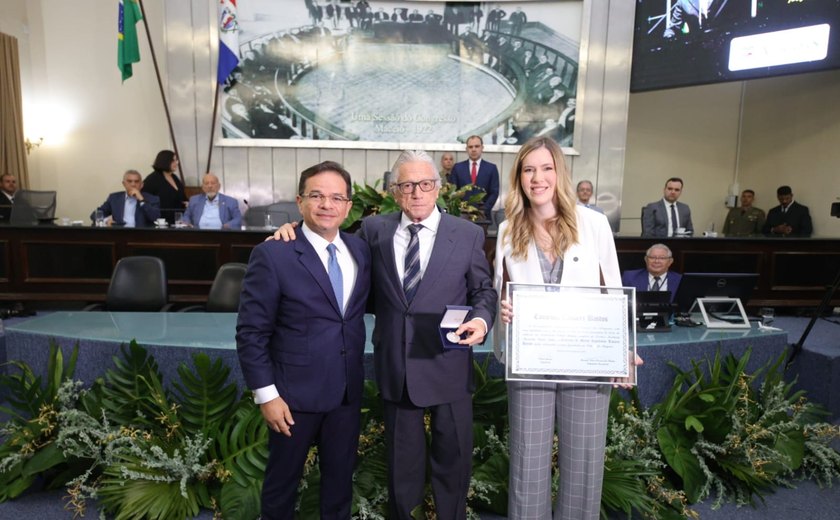 Téo Vilela recebe comenda Tavares Bastos em solenidade marcada por homenagens e resgate histórico