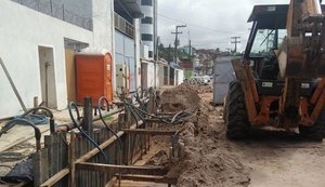 Casal trabalha em conserto de redes coletoras na Ponta Verde e no Poço