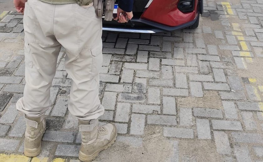 Mulher é presa com carro roubado e tem ligação com irmão detento