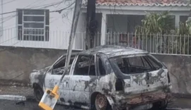 Veículo pega fogo após colidir em poste de energia elétrica no Sertão de Alagoas