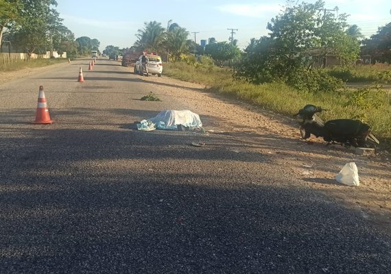 Homem sem capacete perde controle de motocicleta, bate a cabeça e morre