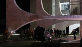Carro cai em espelho d'água do Palácio do Planalto