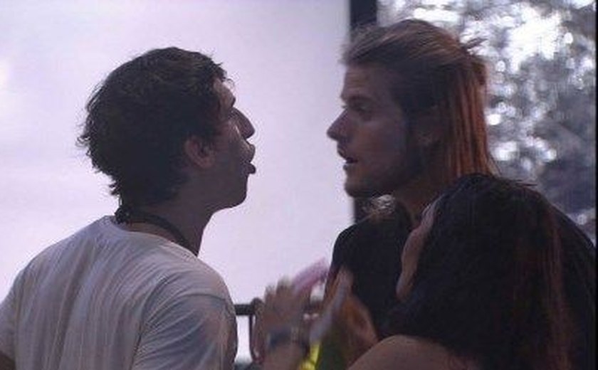 'BBB20': Felipe Prior perde o controle e briga com Daniel durante festa do líder