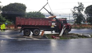 Motorista de caminhão bate e derruba poste após ser fechado por outro veículo na Durval de Góes Monteiro
