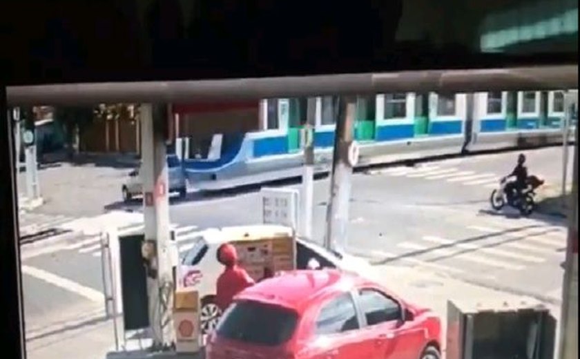 Veículo de passeio é atingido por VLT no Poço em Maceió