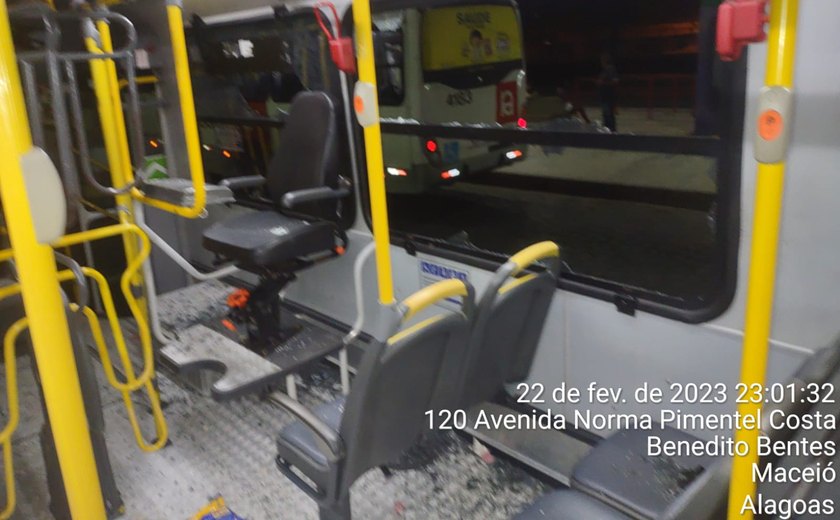 Confusão entre torcidas deixa passageiros de ônibus feridos e veículo depredado