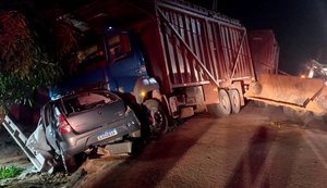 Duas pessoas morrem em acidente envolvendo um carro de passeio e uma carreta na AL-101 Sul