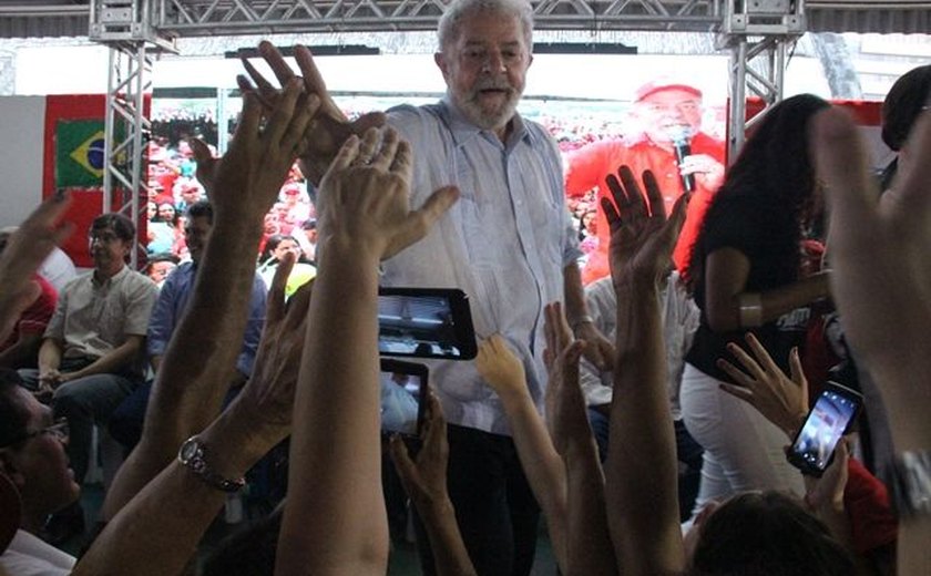 Lula aparece na frente em pesquisa realizada durante a Marcha Para Jesus