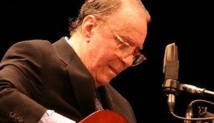 Ex de João Gilberto será despejada e passa fome após a morte do cantor
