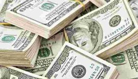 Dólar tem leve queda ante real, com alívio externo e cena política doméstica