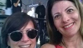 Longe da TV há 27 anos, Lídia Brondi reaparece em foto ao ser tietada por atriz