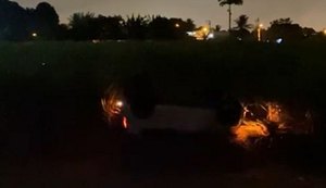 Motorista morre após perder controle da direção e capotar com carro