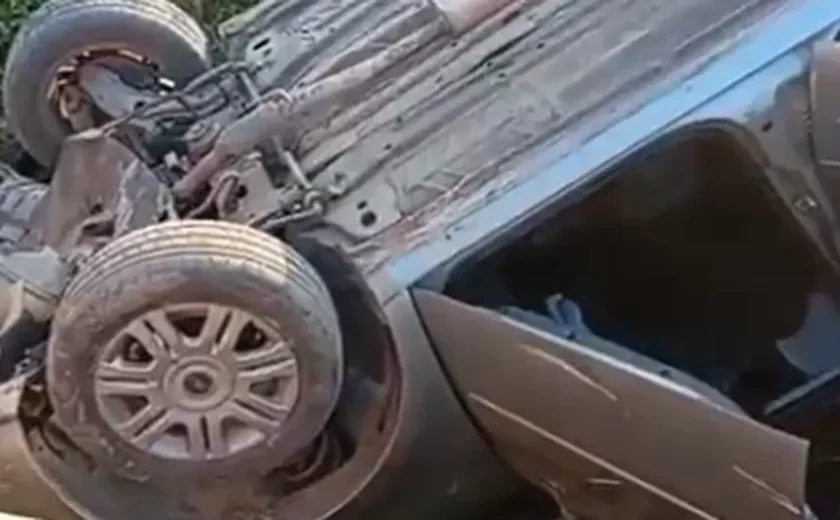 Duas pessoas ficam feridas em capotamento de veículo no Sítio Barro Vermelho