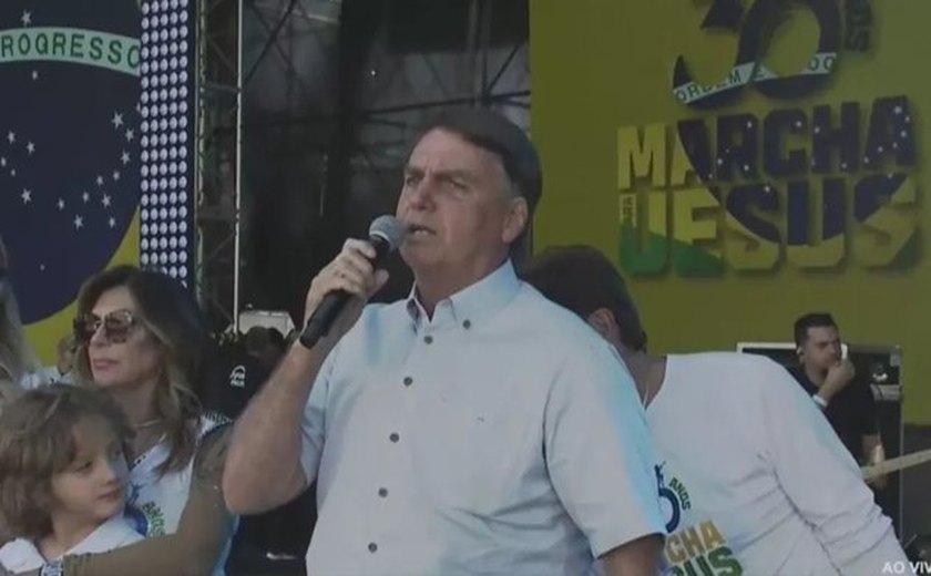 Bolsonaro se irrta ao vê participantes da Marcha para Jesus fazerem L de Lula