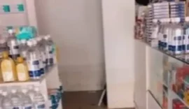 Farmácia é tomada pela água no bairro do Poço em Maceió