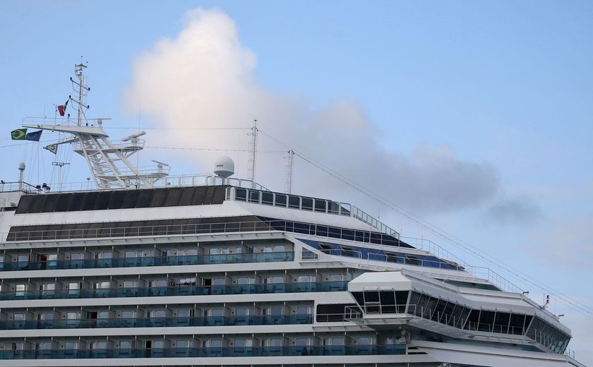 Cerca de 230 tripulantes deixam nesta terça o navio Costa Fascinosa em Santos